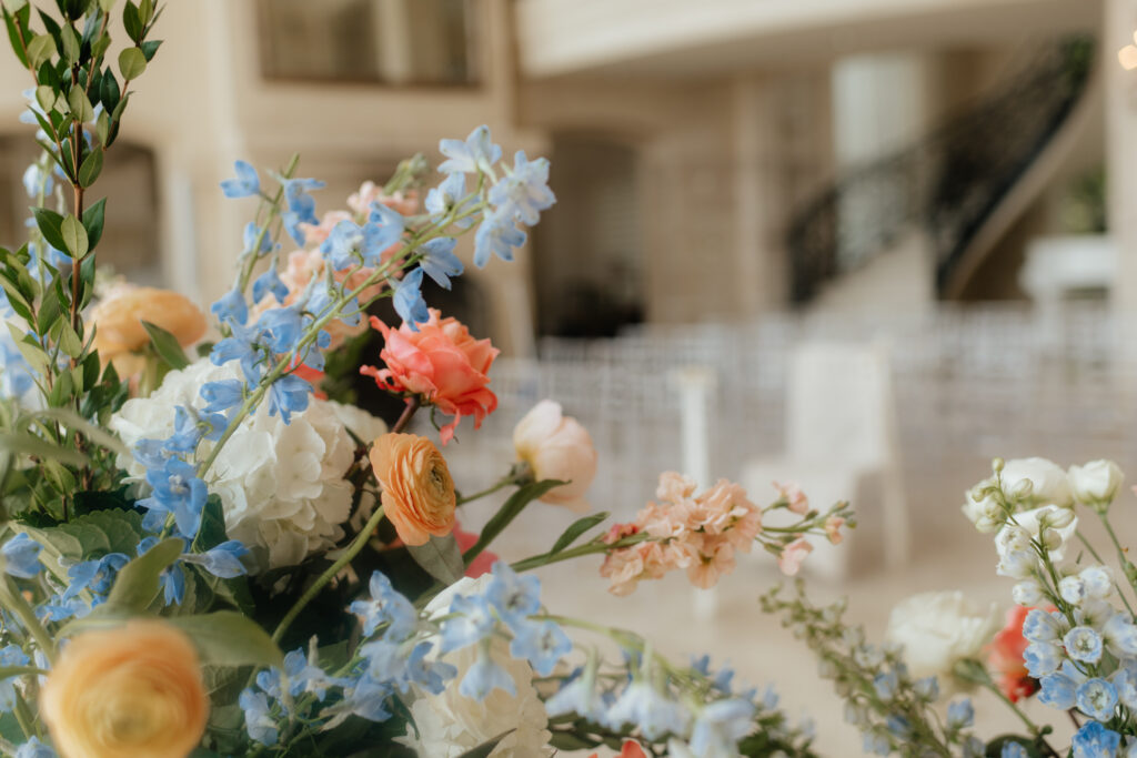 wedding ceremony florals and details from a summer wedding at lake Martin by alabama wedding photographer Sarah Mismash